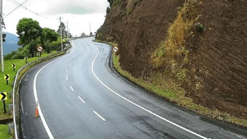 Carreta carregada de madeira tomba na serra da Tamoios