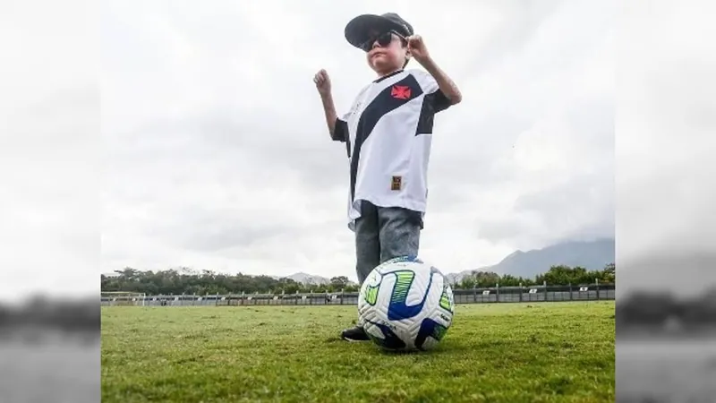 Guilherme Gandra Mora faz visita aos jogadores do Vasco no treino de hoje (30)