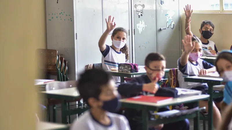 Crianças no ambiente escolar durante a pandemia da Covid-19