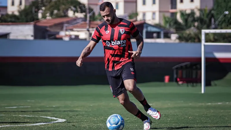  Igor Torres, de 23 anos, foi emprestado pelo Fortaleza. Ele estava no Atlético-GO