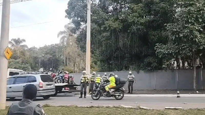 Motoboys e motoqueiros de Taubaté realizam protesto contra abuso de autoridade