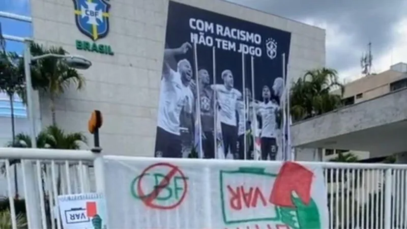 Torcida do Palmeiras protesta em frente à sede da CBF, no Rio de Janeiro