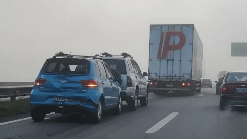 Acidente entre dois carros e um caminhão causa lentidão na Dutra em Jacareí