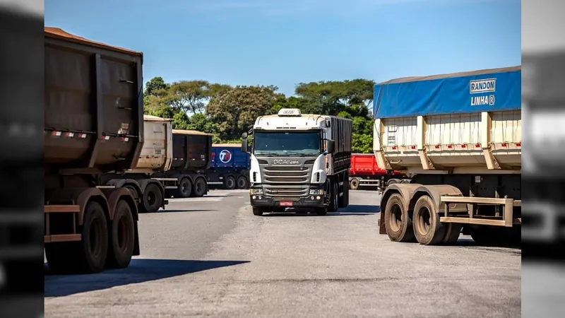 Porto de Paranaguá recebe quase 2,5 mil caminhões de grãos e farelo em 24 horas