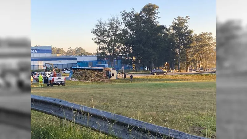 Caminhão que transportava galhos de árvores tomba em Valinhos