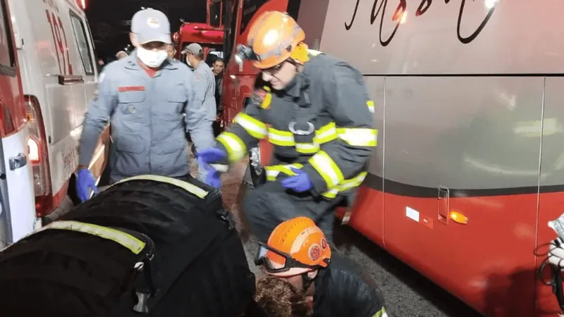 Adolescente fica ferido após acidente entre moto e ônibus em São José dos Campos