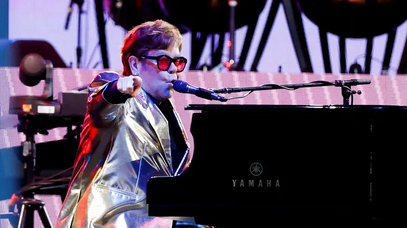 Elton John faz último show da carreira e se despede do palco após 50 anos