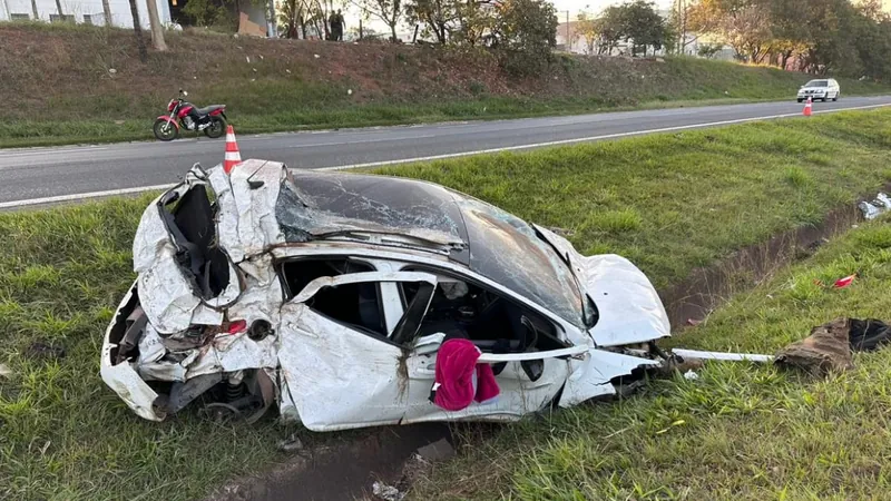 O motorista do carro teve ferimentos leves