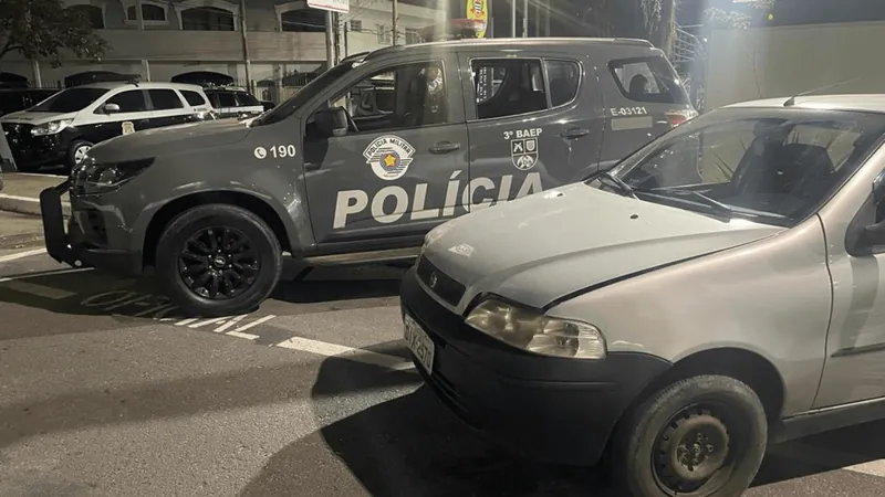 Dupla é presa com carro roubado e arma falsa no Barreiro em Taubaté