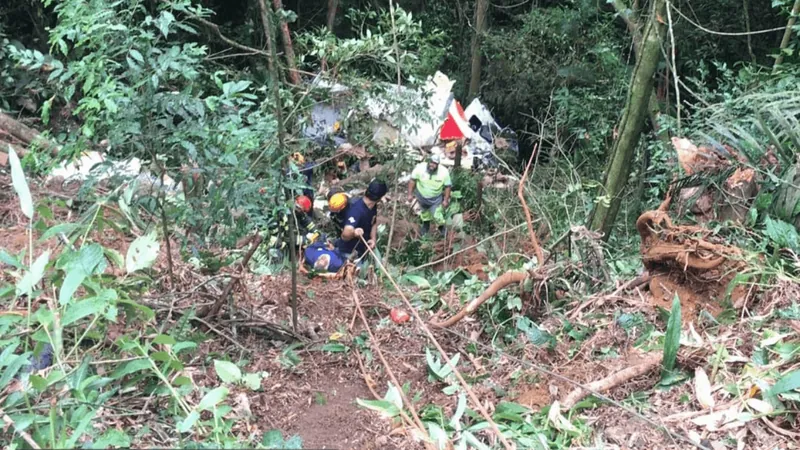 Dois ficam feridos após caminhão cair em ribanceira na serra de Ubatuba