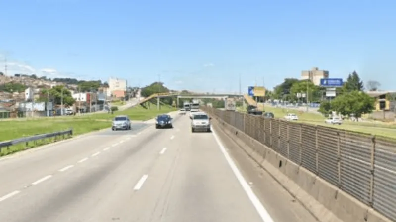 Colisão entre moto e três carros causa 2 km de lentidão na Dutra em Taubaté