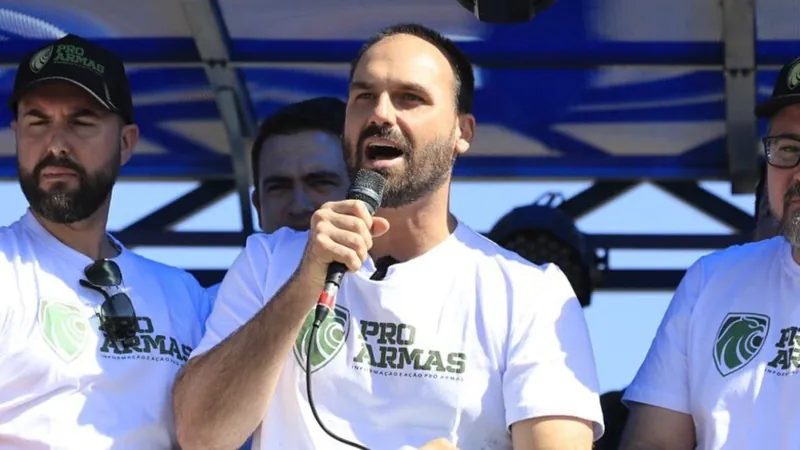 Professora aciona MPF e pede investigação contra Eduardo Bolsonaro