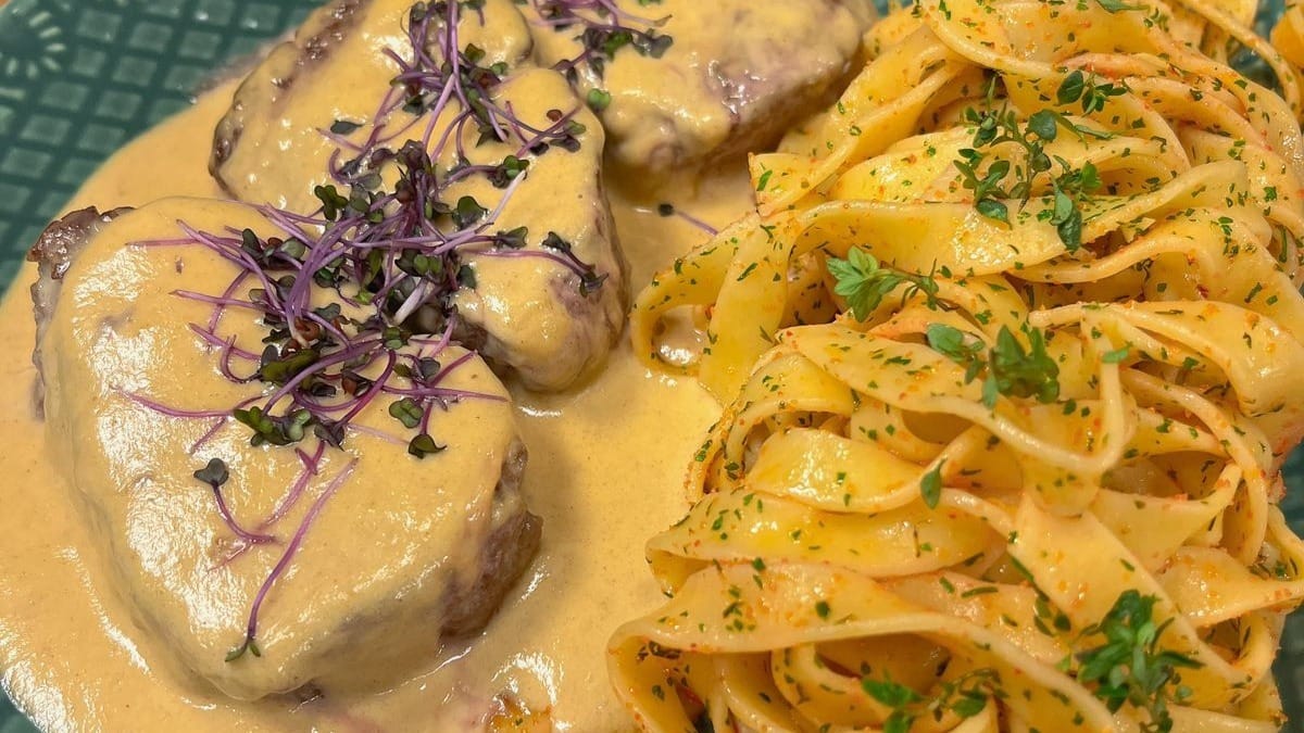 Filé mignon ao molho de mostarda e fettuccine na manteiga com ervas | Band Receitas