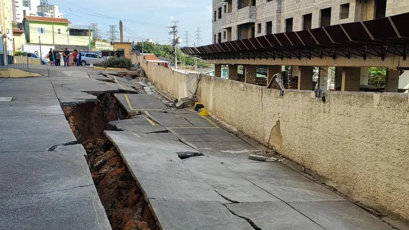 Estacionamento de prédio desaba no bairro Jardim Topázio, em São José dos Campos