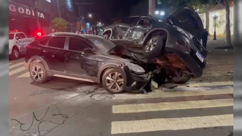 Carro para em cima de outro veículo durante colisão em Indaiatuba