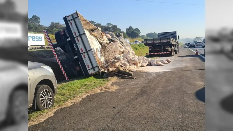 Caminhão carregado com caulim tomba na Bandeirantes em Campinas