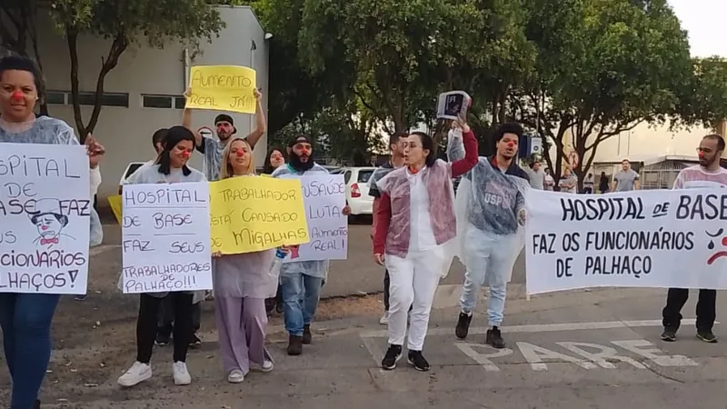 O protesto aconteceu na manhã desta quarta-feira (12)