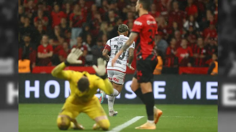 Em protesto contra arbitragem, Flamengo veta entrevistas após classificação