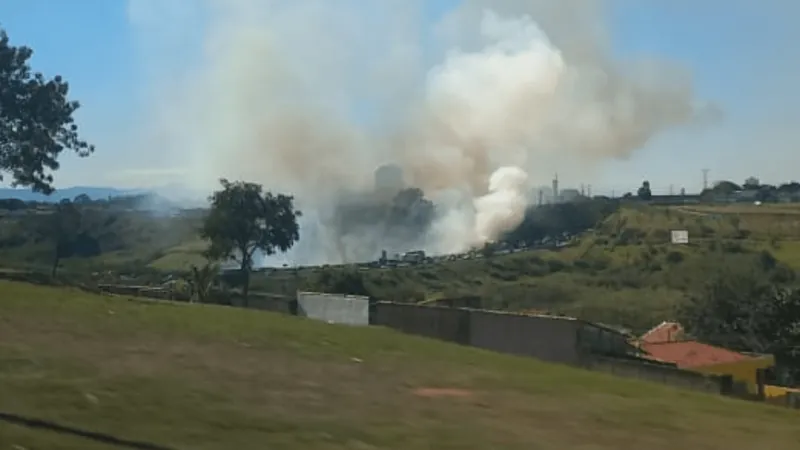 Incêndio em mata causa congestionamento na Dutra, em São José dos Campos