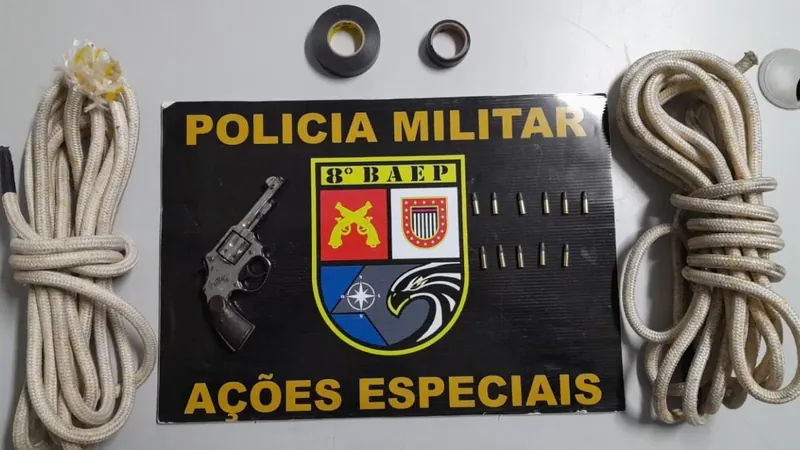 Eles estavam de posse de uma arma e cordas