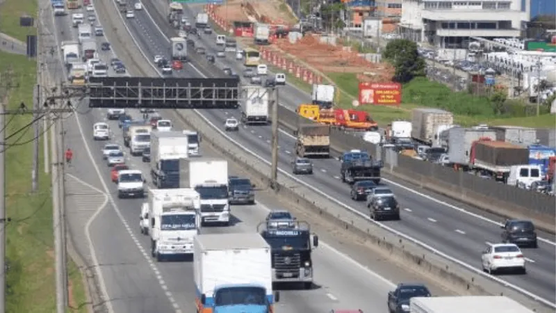 Engavetamento na Dutra causa 6 km de lentidão em São José dos Campos