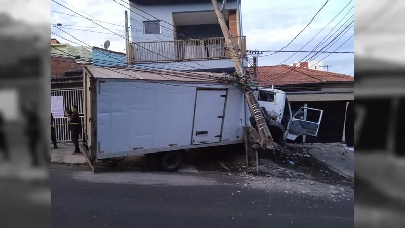 Caminhão perde freio, derruba poste e atinge duas casas em Indaiatuba