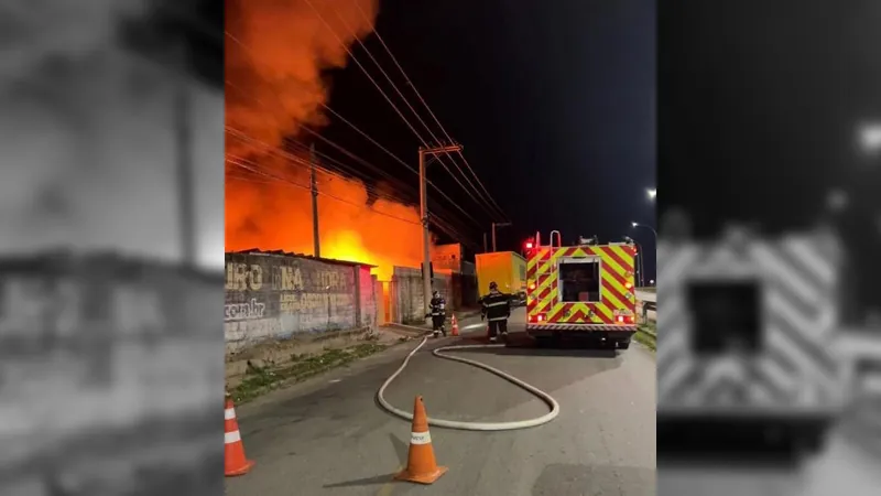 Incêndio atinge depósito de materiais recicláveis em Taubaté