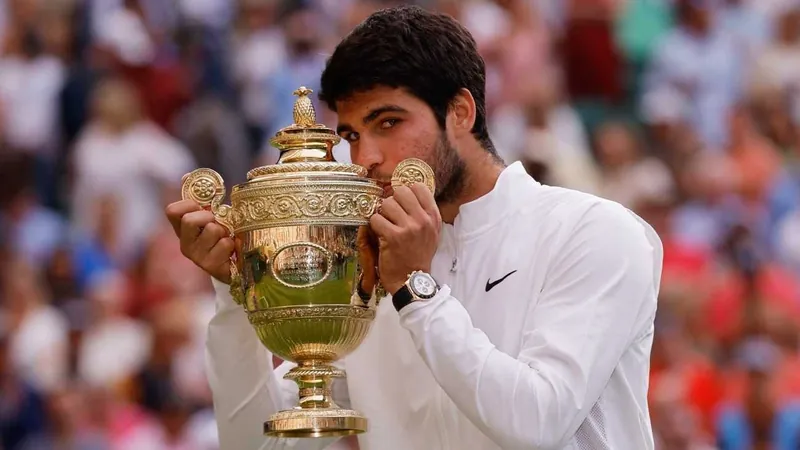 Alcaraz beija o troféu de Wimbledon após vencer Djokovic na final