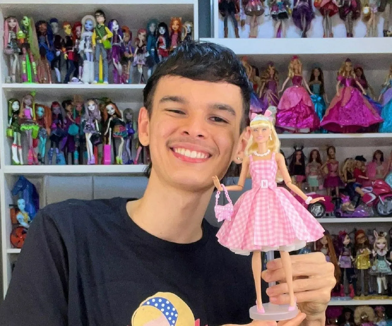 Jovem faz sucesso nas redes sociais com customização de Barbies