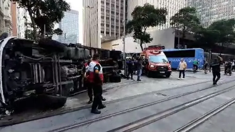 Acidente entre viatura da Polícia e caminhão interdita Avenida Rio Branco