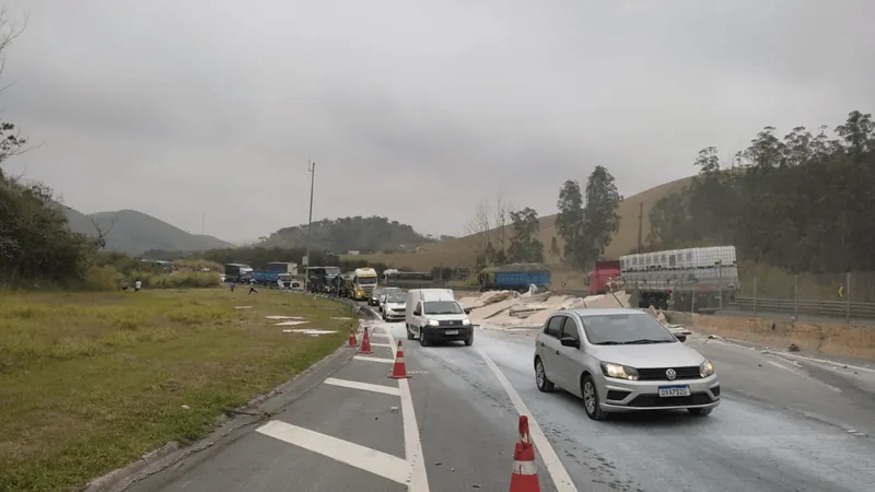 Acidente na Dutra causa lentidão em Lavrinhas