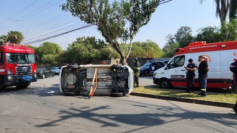 Motorista fica ferida após bater em carro estacionado e capotar veículo