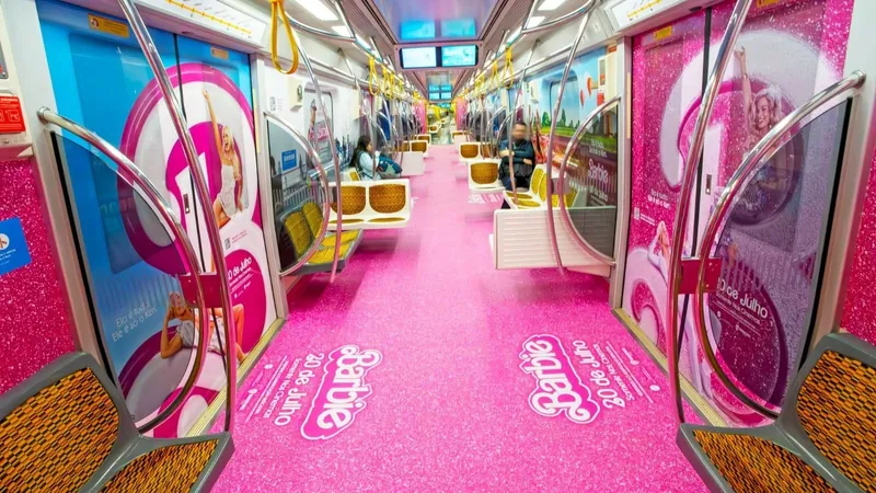 Linha 4 do Metrô de SP entra na “onda rosa” da Barbie e ganha vagão temático