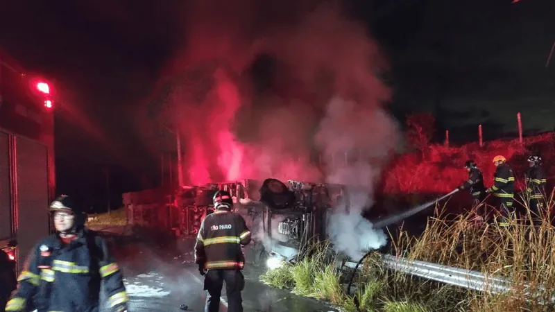 Caminhão tomba, pega fogo e motorista fica preso nas ferragens em Jacareí