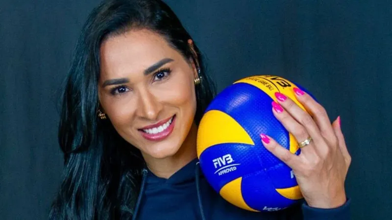 Bicampeã olímpica, Jaqueline anuncia fim da aposentadoria e retorno ao vôlei