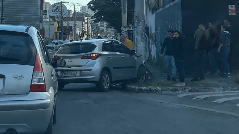 Motorista perde controle e bate carro em poste em Taubaté