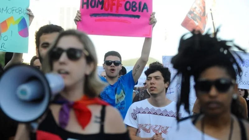 Registros de racismo e homofobia disparam no Brasil em 2022