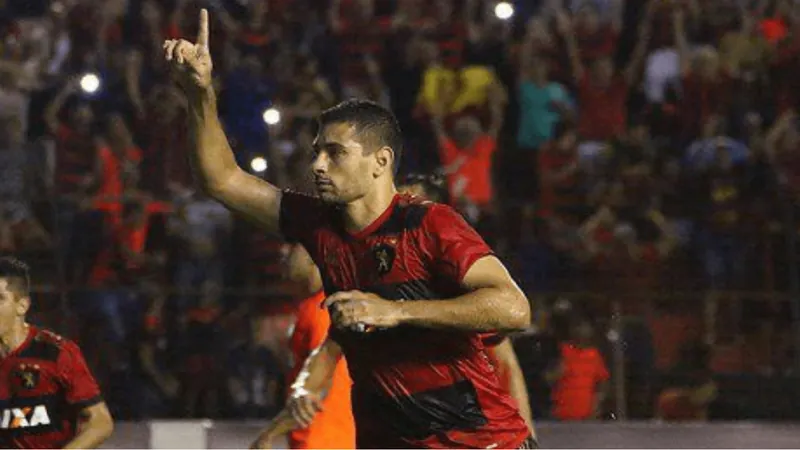 Com aeroporto cheio, Diego Souza chega a Recife para defender o Sport