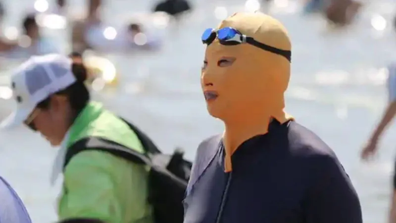 Onda de calor na China faz o “facekini” voltar a ser popular