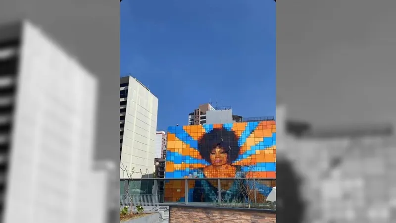 Mural de Elza Soares no centro de SP é restaurado