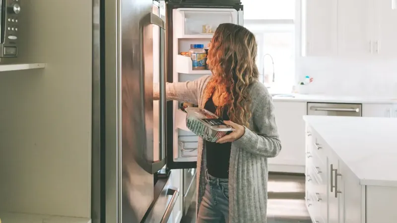 Quanto tempo os alimentos duram na geladeira? Um super guia para guardar sobras!