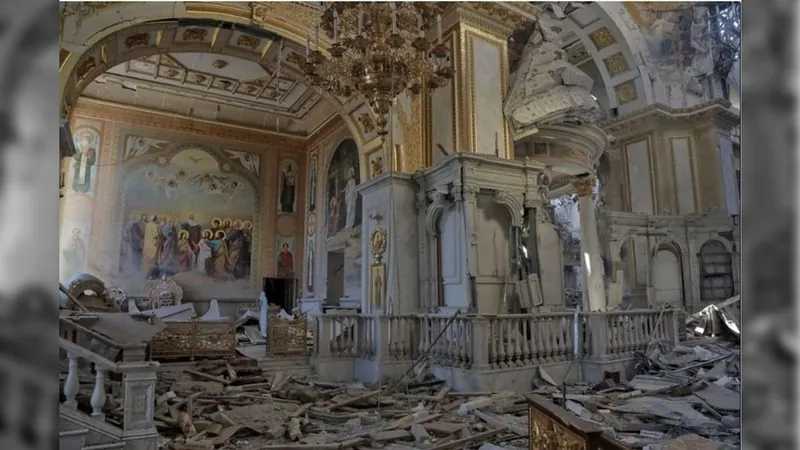 Ataque russo deixa um morto e danifica catedral na Ucrânia