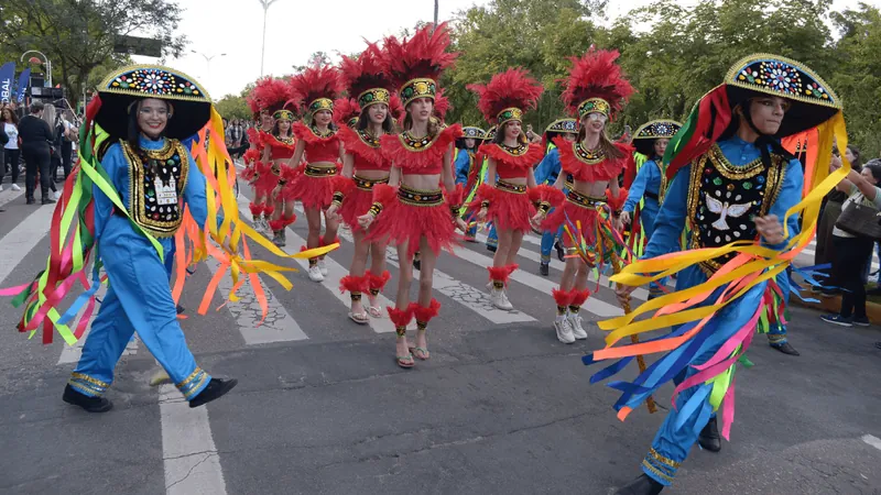 Bailarinos inovam em desfile de dança pelas ruas de Joinville (SC)