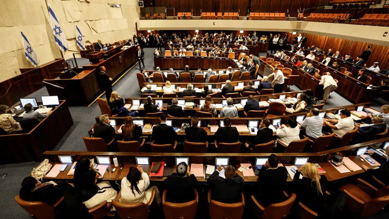 Parlamento de Israel aprova lei que reduz poder do Judiciário