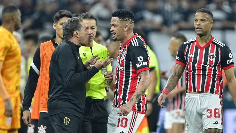 Torcida do Palmeiras chama Luciano de hipócrita após jogador reclamar de cartão