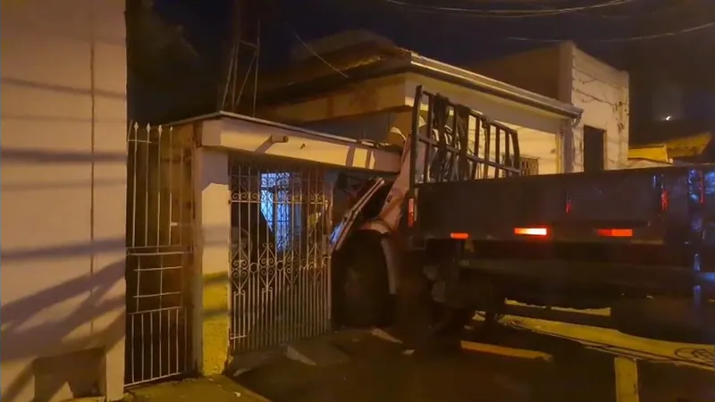 Caminhão perde freio e invade casa em Piracicaba