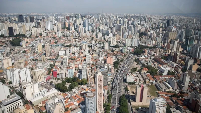 Moradores de São Paulo ficam sem luz por mais de 15 horas após chuvas na capital