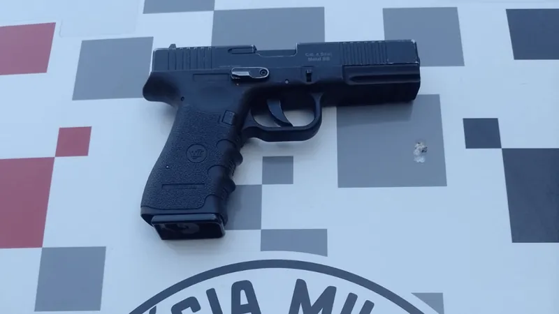 Adolescente é detido com pistola falsa após furto em Lavrinhas