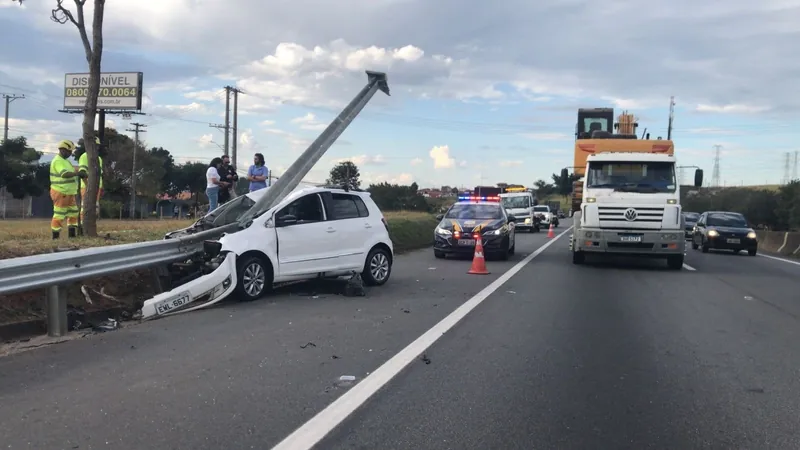 Motorista fica ferido após colidir em guard rail na Dutra, em Taubaté