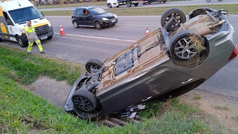 Motorista perde controle da direção, carro cai de barranco e capota em via